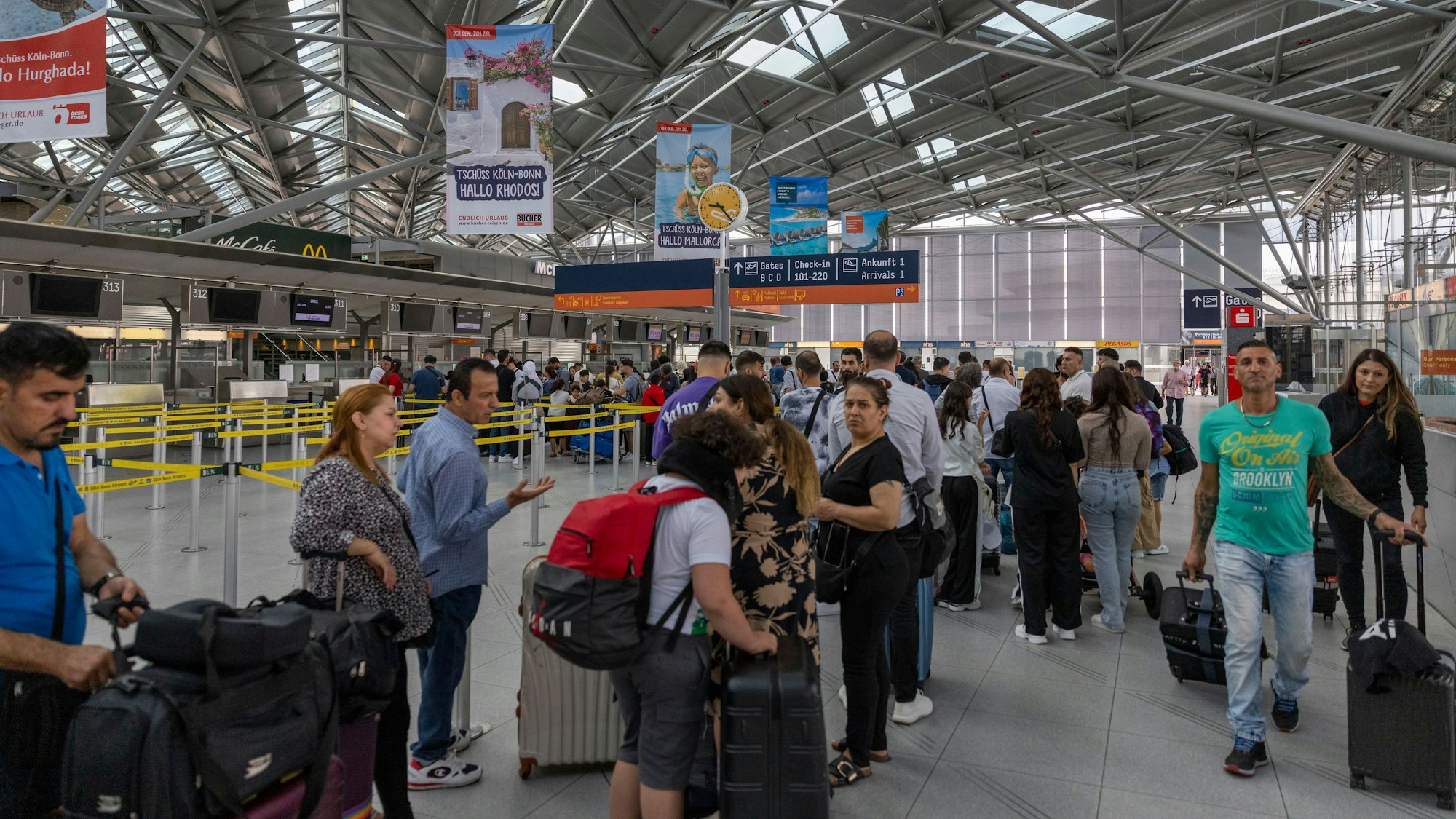 Lange Warteschlangen bildeten sich am Terminal 2.