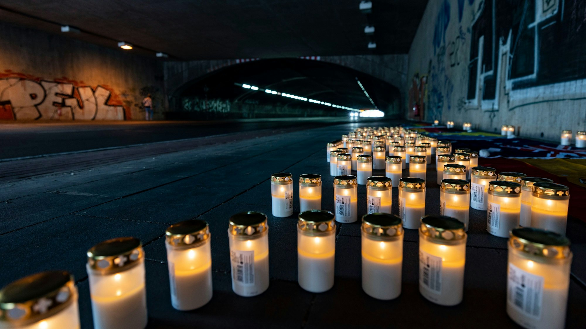Duisburg: Kerzen, die das Datum des Loveparade-Unglücks bilden, stehen im Tunnel.