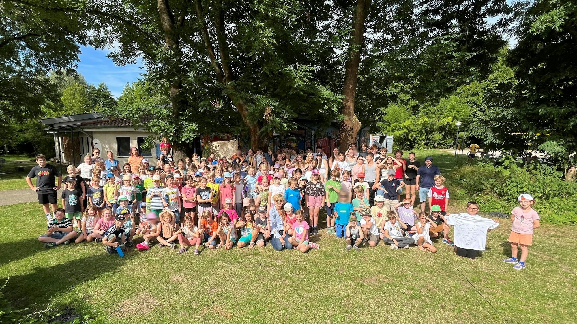 Mehr als 100 Kinder und ihre Betreuer haben sich für ein Gruppenfoto versammelt.