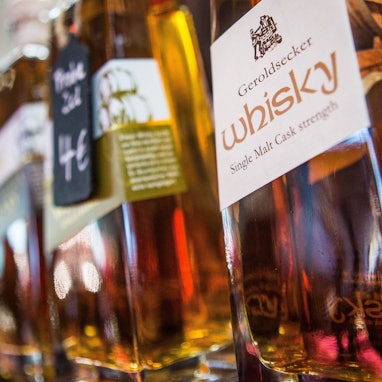 Wer sich Whisky nähert, sollte vor dem ersten Kauf in einem Fachgeschäft seine geschmacklichen Vorlieben erklären und sich beraten lassen.