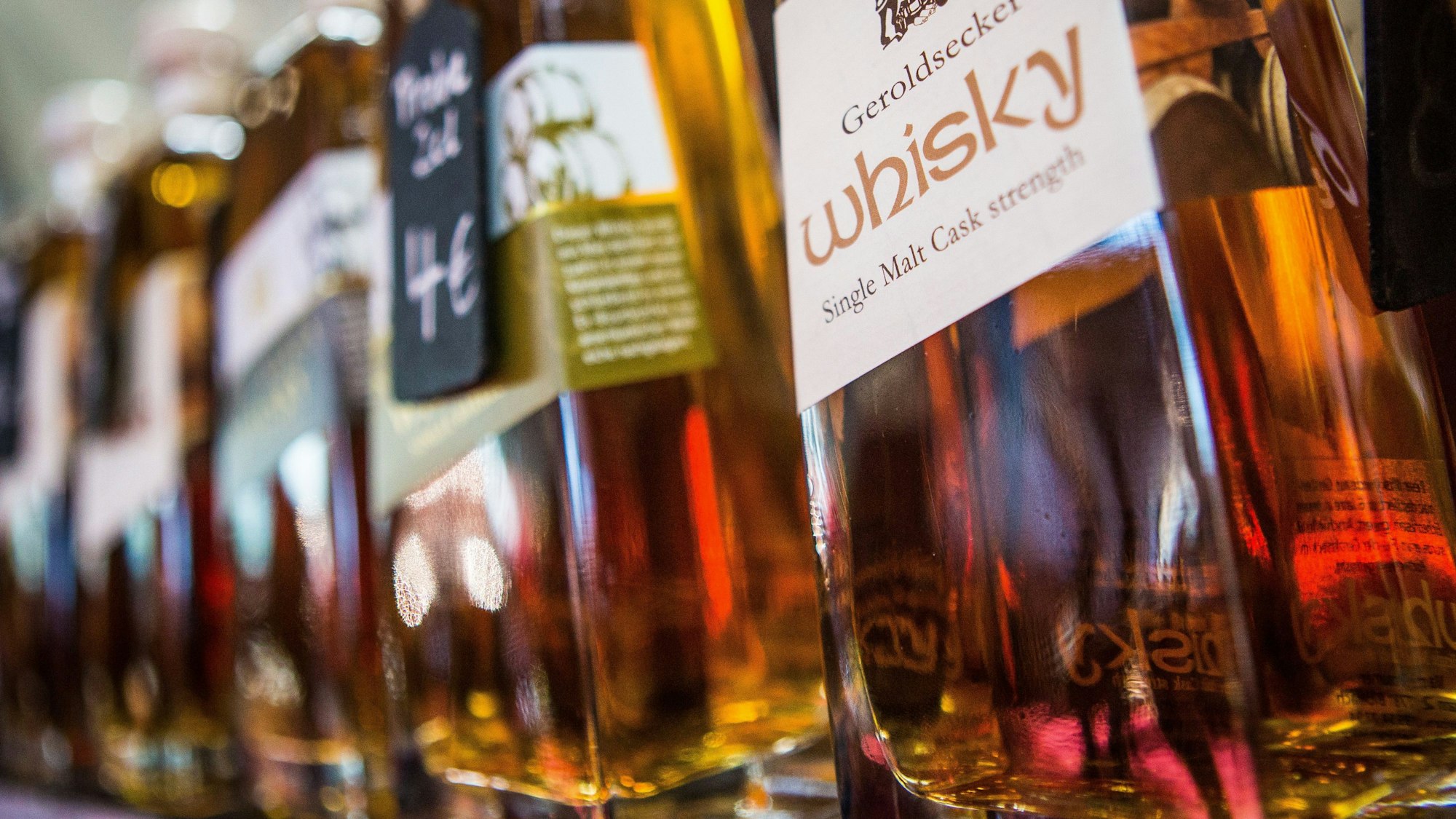 Wer sich Whisky nähert, sollte vor dem ersten Kauf in einem Fachgeschäft seine geschmacklichen Vorlieben erklären und sich beraten lassen.