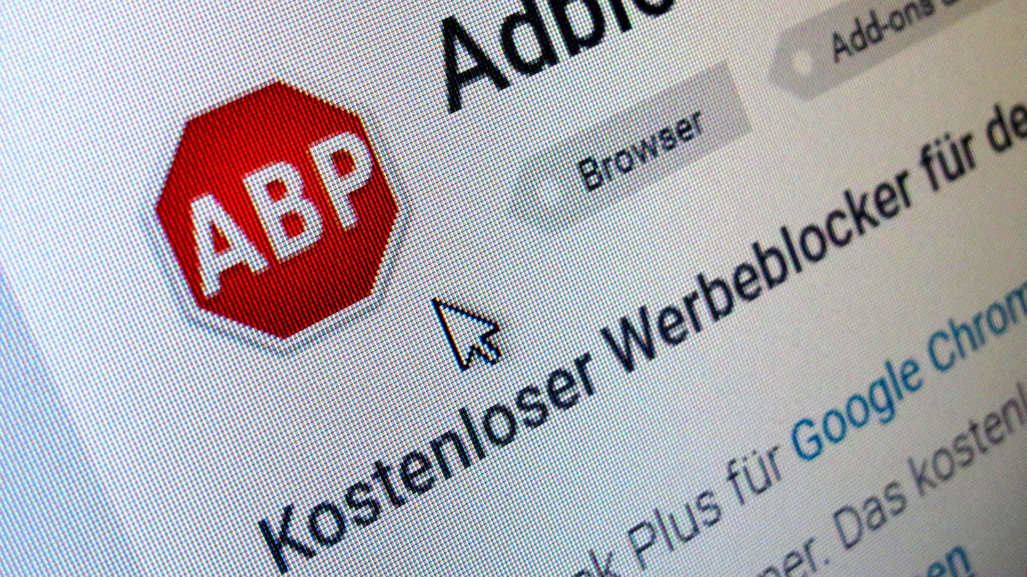 ARCHIV - 17.08.2017, NA, München: Auf einem Computermonitor ist die Software «Adblock Plus» zum Download zu sehen.