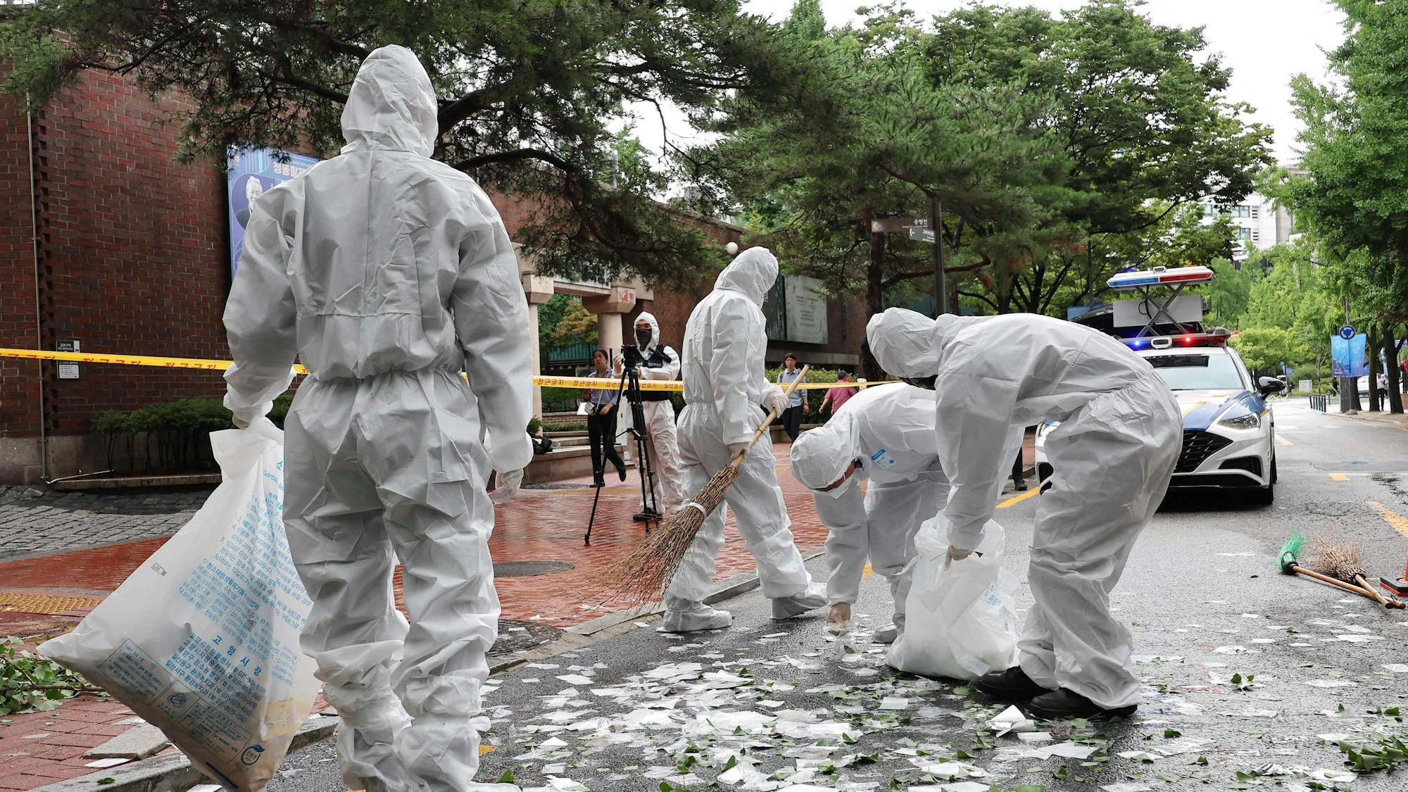 Beamte reinigen den Boden an der Stelle, auf der ein Ballon gefüllt mit Abfall aus Nordkorea gelandet ist.