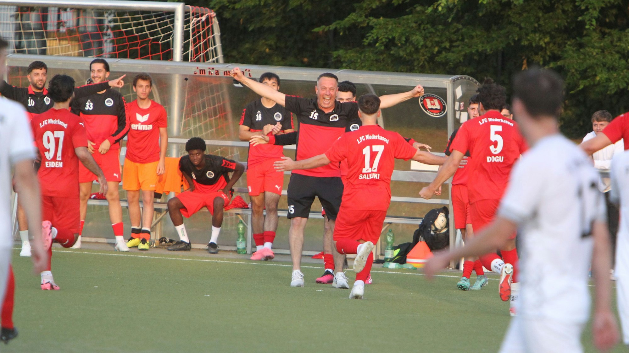 Leonit Saliuki hat soeben das 1:0 erzielt und freut sich mit Torwart-Trainer Ali Habiboglu, der den in Urlaub verweilenden Niederkasseler Coach Bülent Basar vertrat.