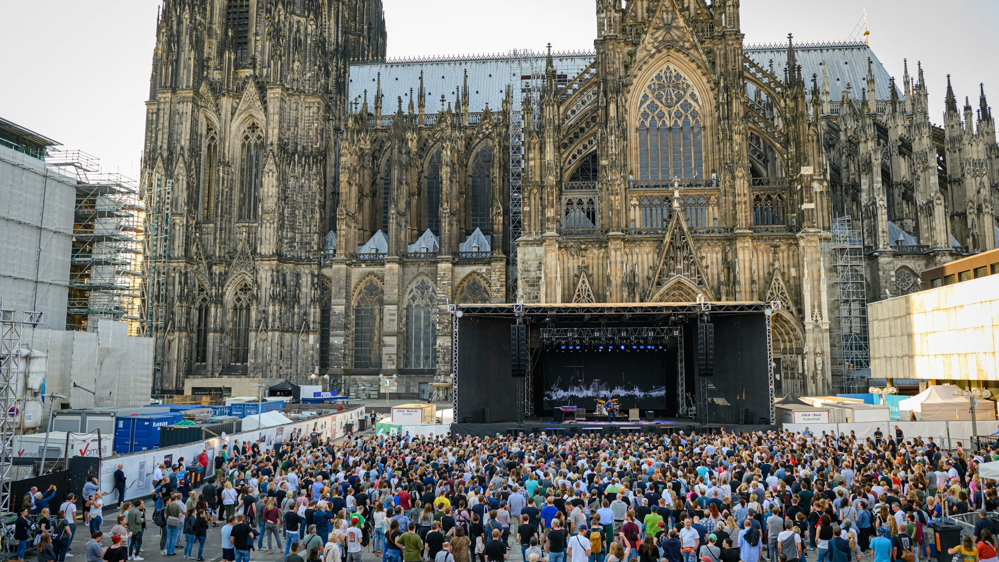 Besondere Konzertstätte: Die Bühne direkt am Kölner Dom.