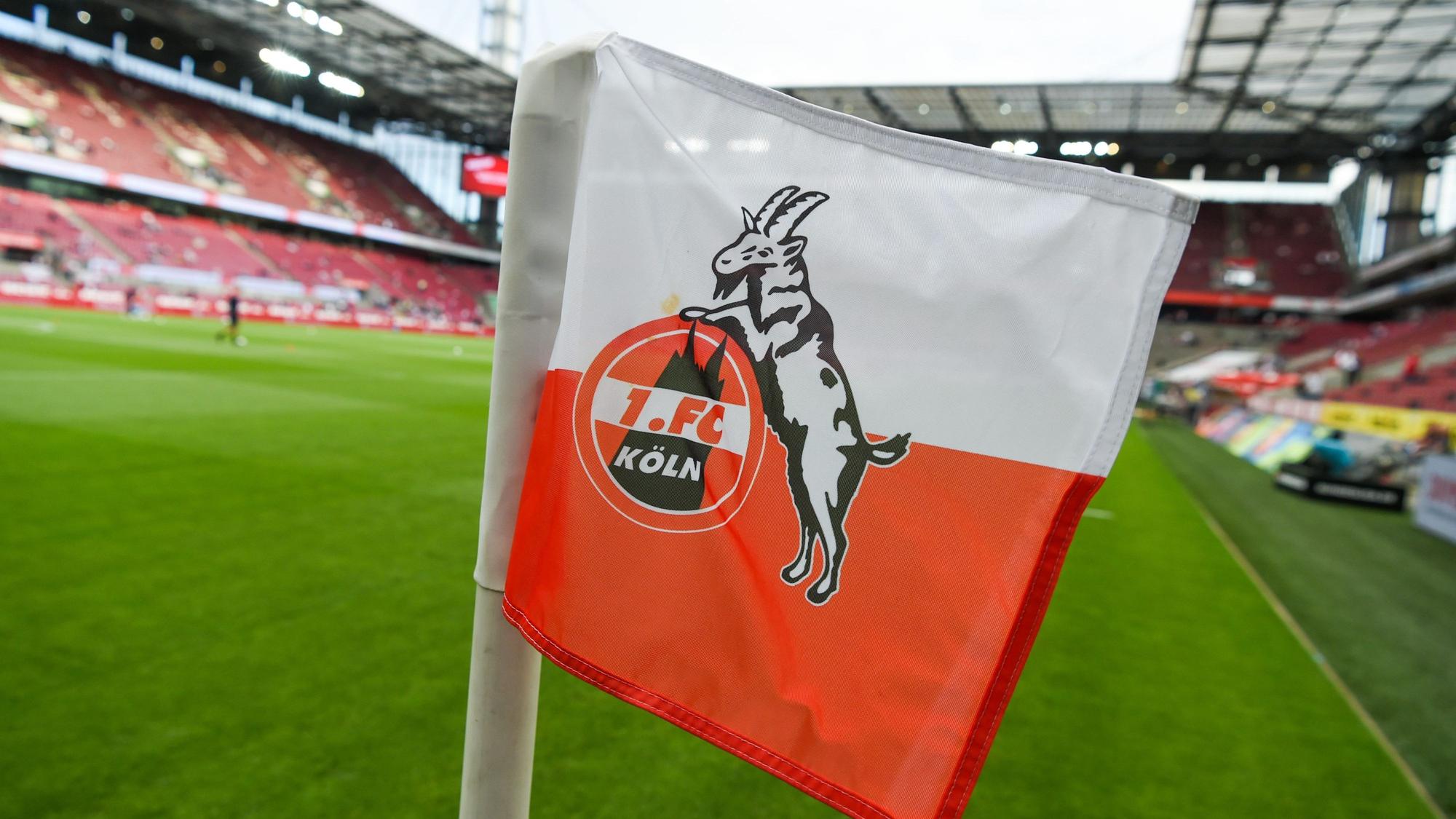 Auf der Eckfahne ist das Logo des 1. FC Köln.