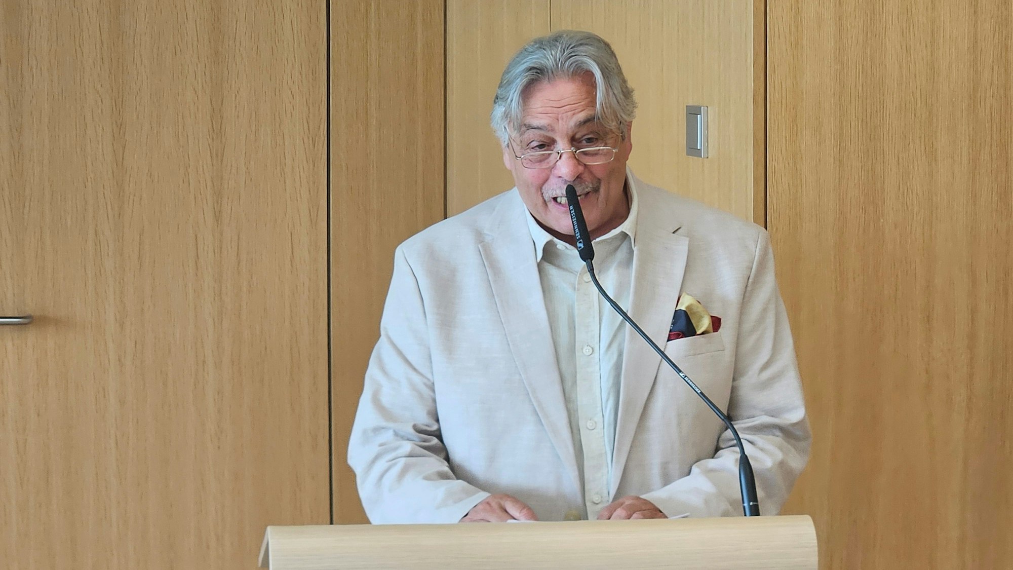 Christian Pfeil steht am Rednerpult.