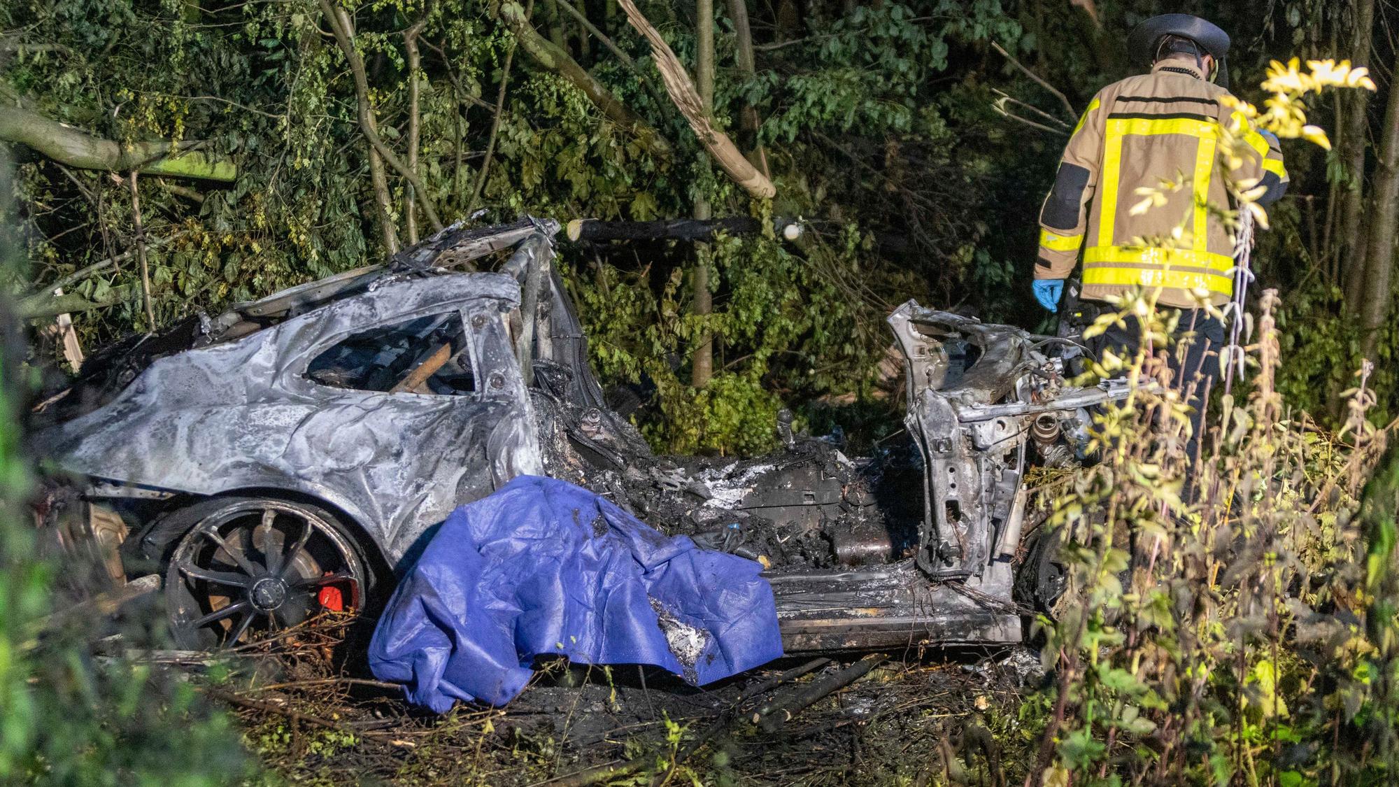 In diesem Auto gab es für die Insassen keine Überlebenschance, nachdem der Porsche – vermutlich infolge eines illegalen Autorennens – mit hoher Geschwindigkeit von der Straße abkam.