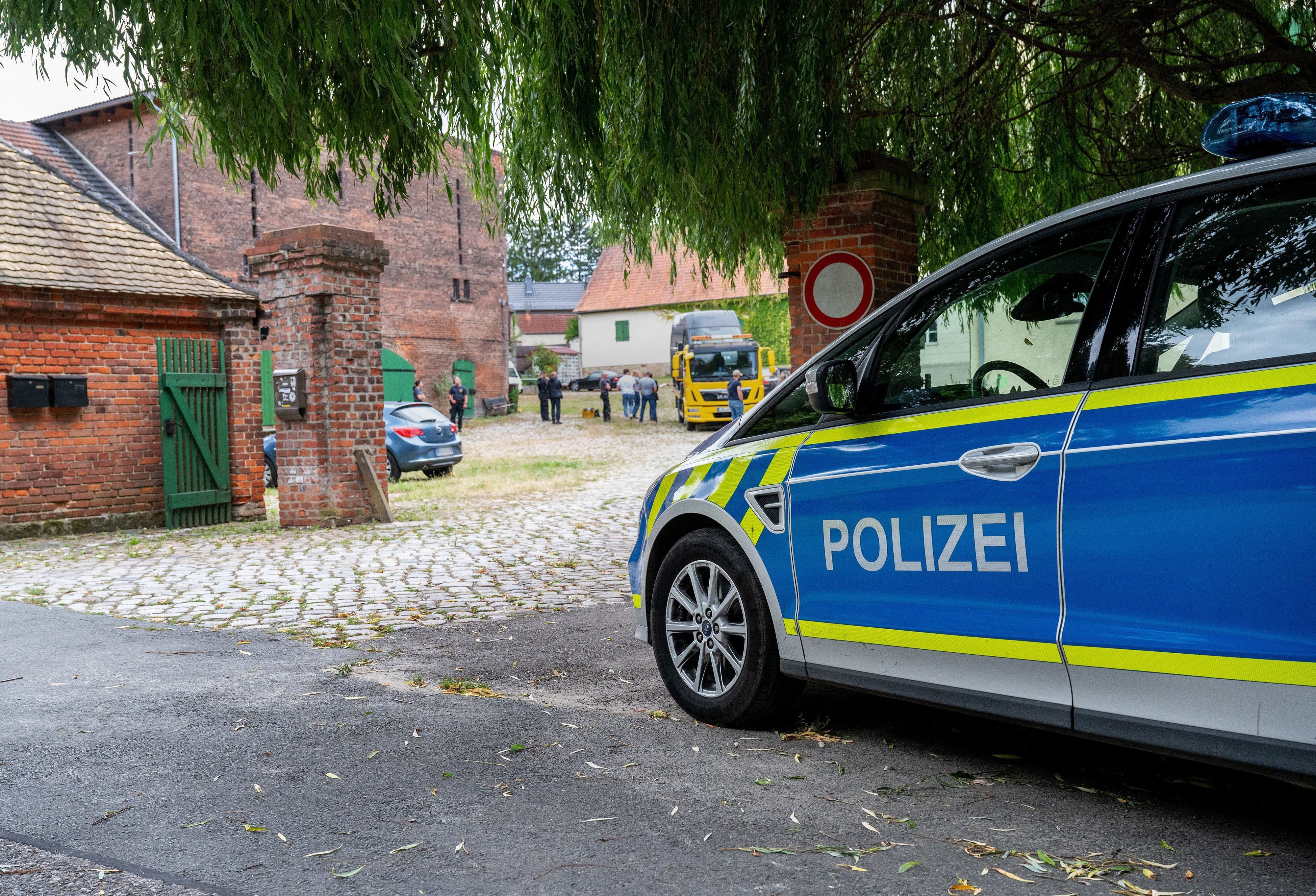Ein Polizeiauto steht vor dem Rittergut des früheren AfD-Vorsitzenden von Sachsen-Anhalt, Poggenburg.