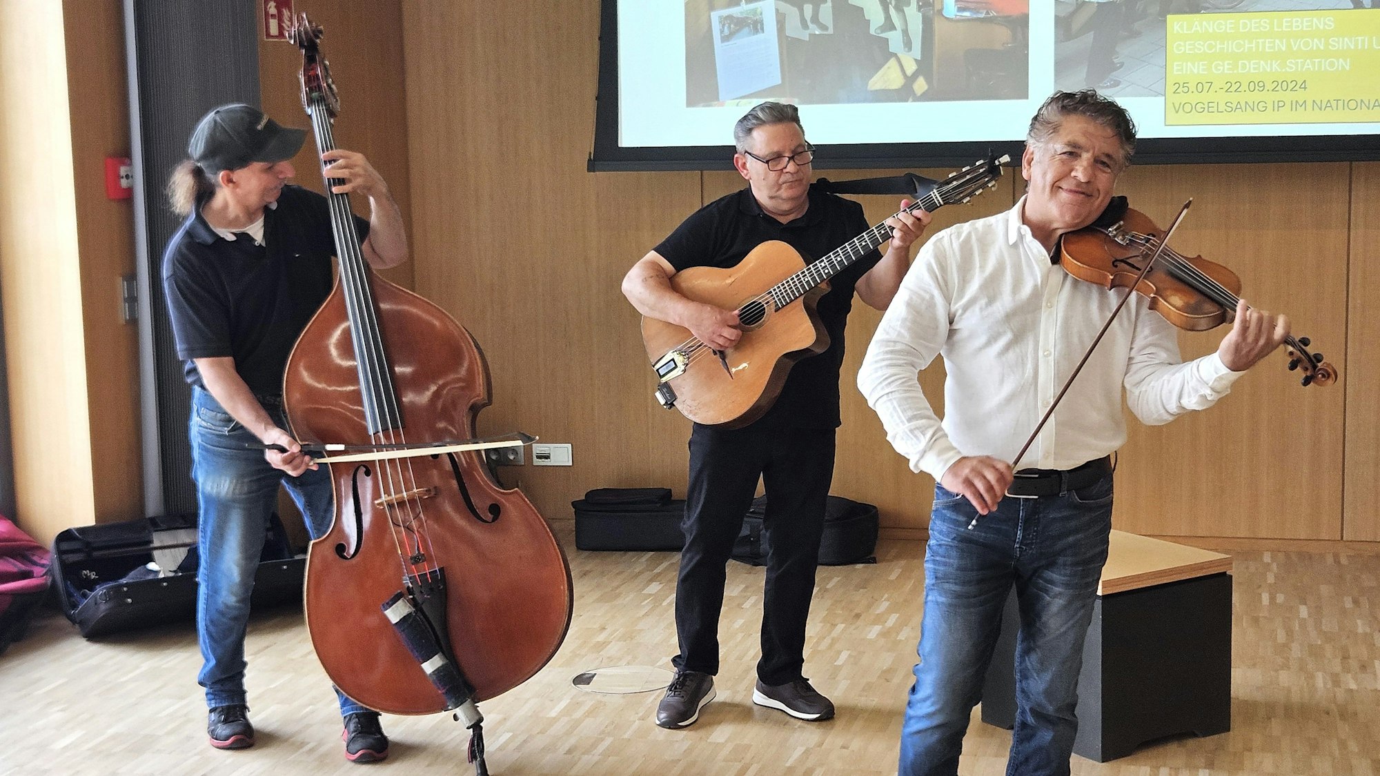 Für Musik mit Bass, Gitarre und Geige sorgte das Markus-Reinhardt-Ensemble.