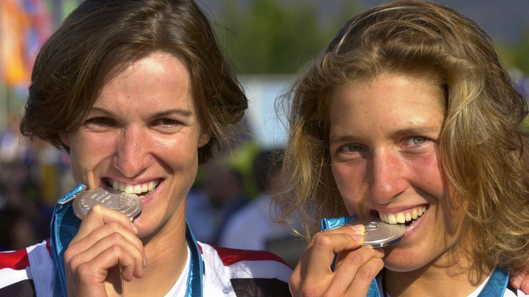 Die deutschen Skullerinnen Valerie Viehoff (r) und Claudia Blasberg beissen im Jahr 2000 in Sydney auf ihre Silbermedaillen.