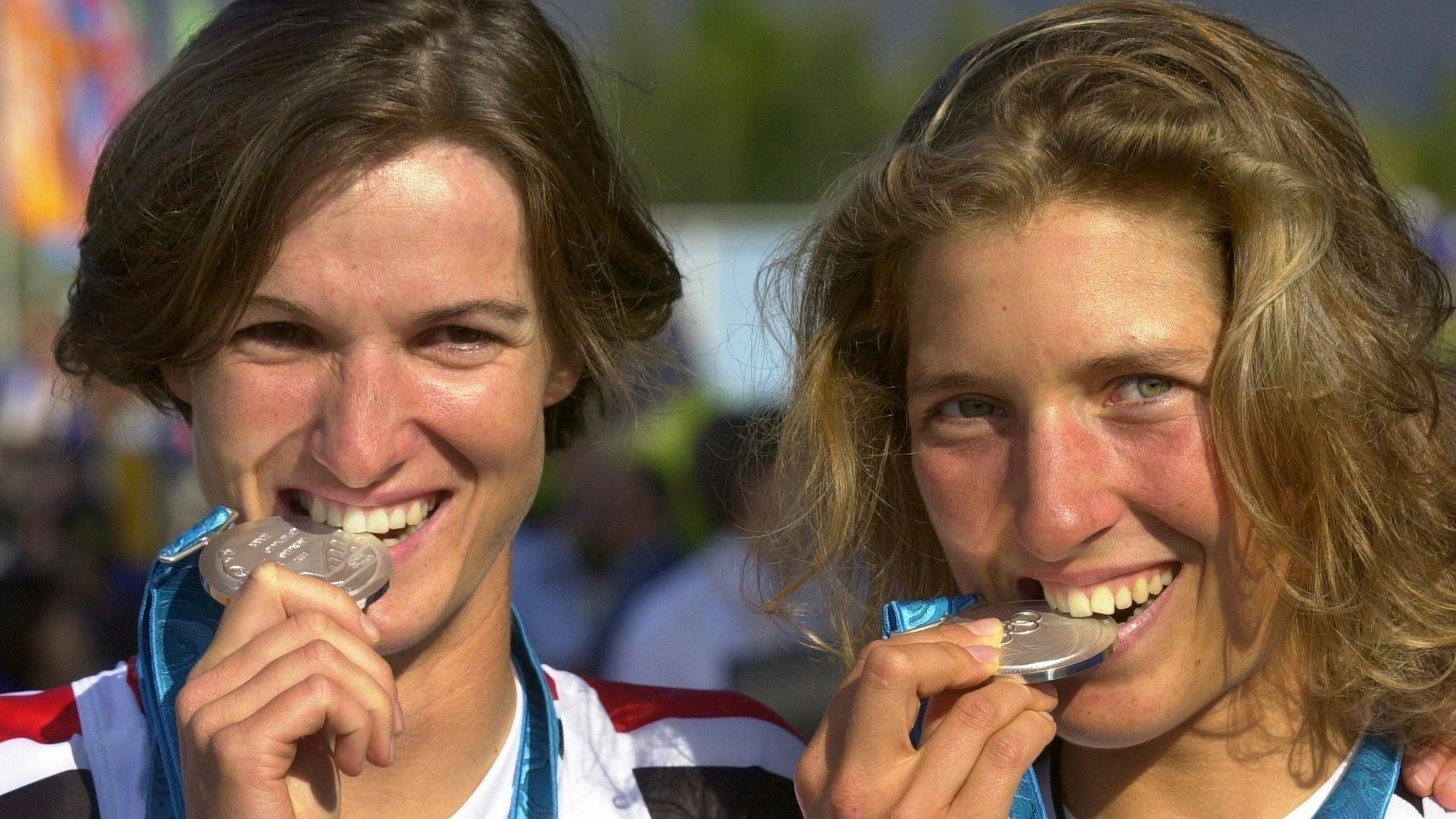 Die deutschen Skullerinnen Valerie Viehoff (r) und Claudia Blasberg beissen im Jahr 2000 in Sydney auf ihre Silbermedaillen.
