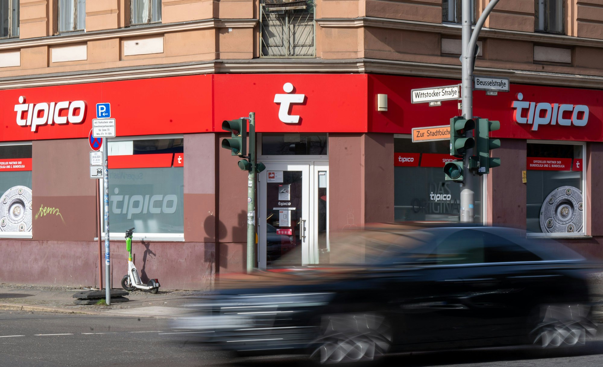 Das Logo von Tipico ist über dem Eingang zu einer Filiale des Wettbüros angebracht.