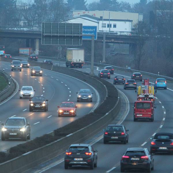 Wegen der Sperrung der Auffahrt auf die A3 im Januar 2023 am Autobahnkreuz Bonn/Siegburg (hier mit dem Hinweisschild auf der A 560 bei Hennef), versuchten im Berufsverkehr viele Autofahrer, auf die A 59 auszuweichen (Archivfoto).