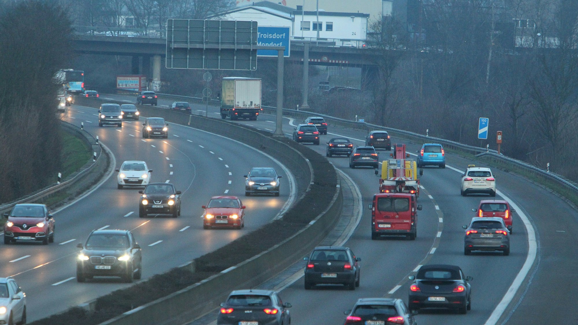 Wegen der Sperrung der Auffahrt auf die A3 im Januar 2023 am Autobahnkreuz Bonn/Siegburg (hier mit dem Hinweisschild auf der A 560 bei Hennef), versuchten im Berufsverkehr viele Autofahrer, auf die A 59 auszuweichen (Archivfoto).
