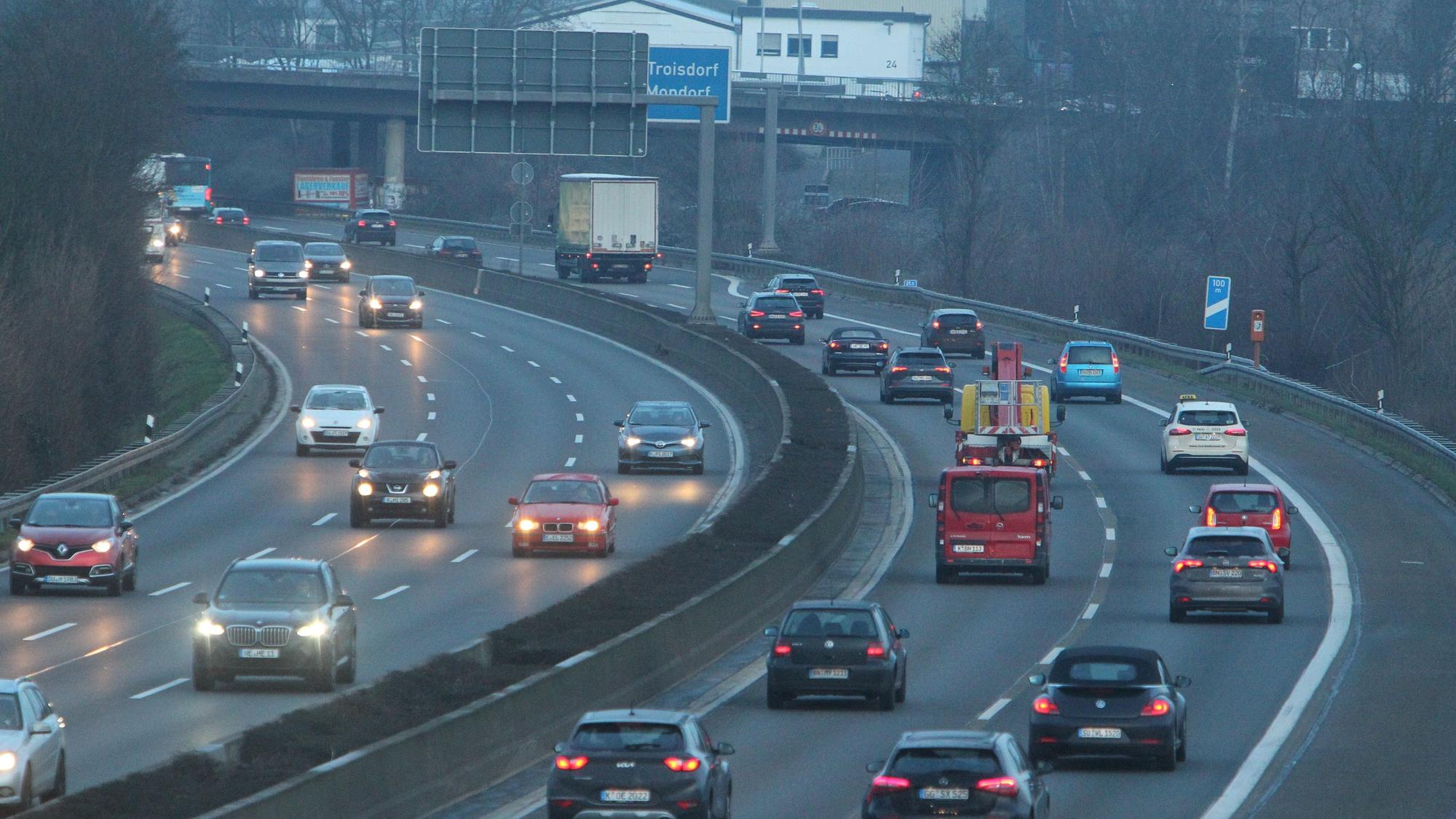 Am Autobahnkreuz Bonn/Siegburg wird die Verbindung von der A3 zur A560 monatelang gesperrt. (Archivfoto)