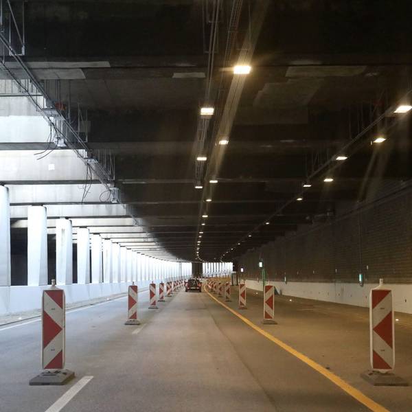 Ein Straßentunnel mit zwei gesperrten Fahrbahnen.