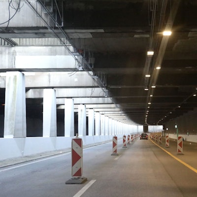 Ein Straßentunnel mit zwei gesperrten Fahrbahnen.