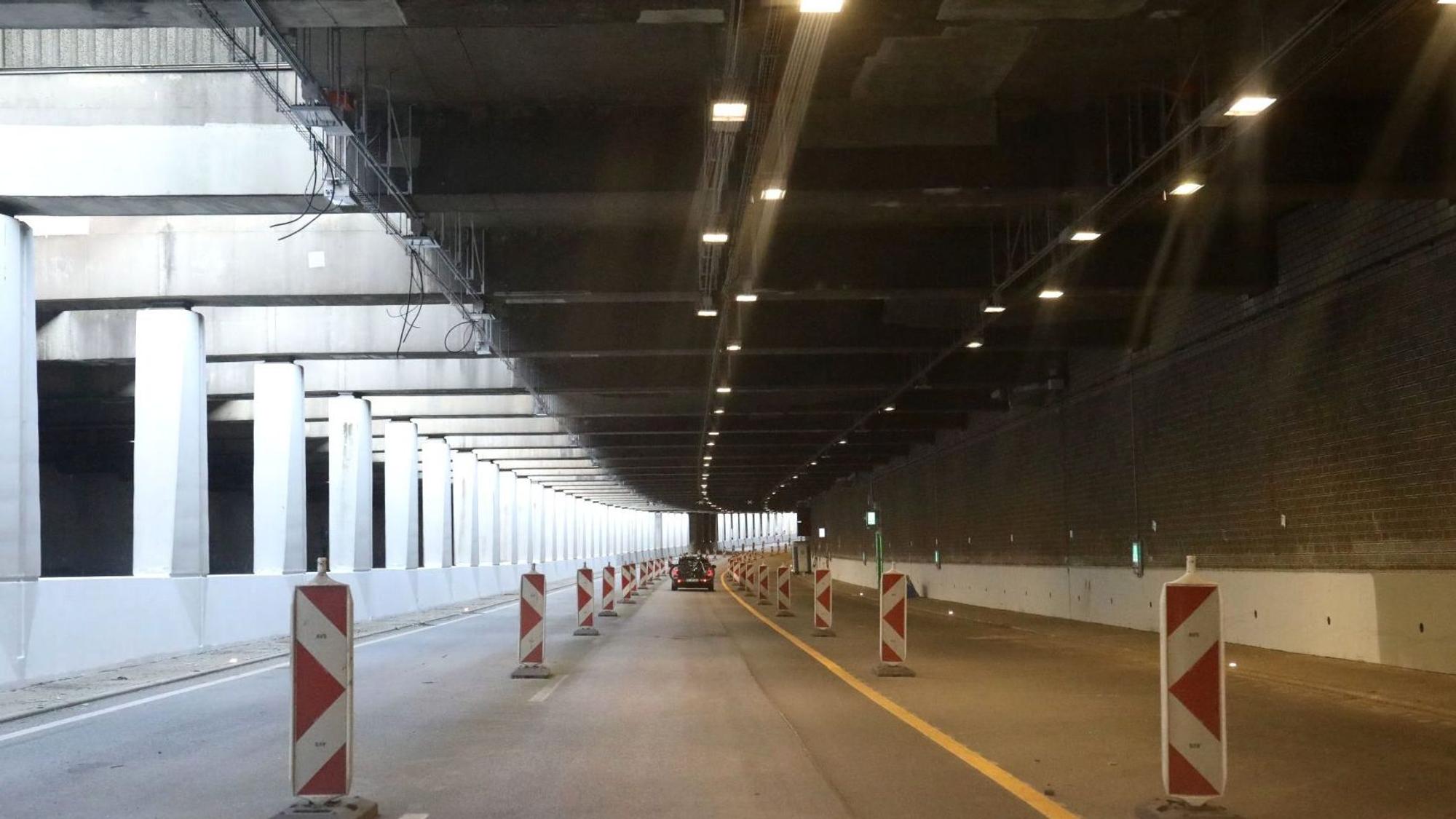 Ein Straßentunnel mit zwei gesperrten Fahrbahnen.
