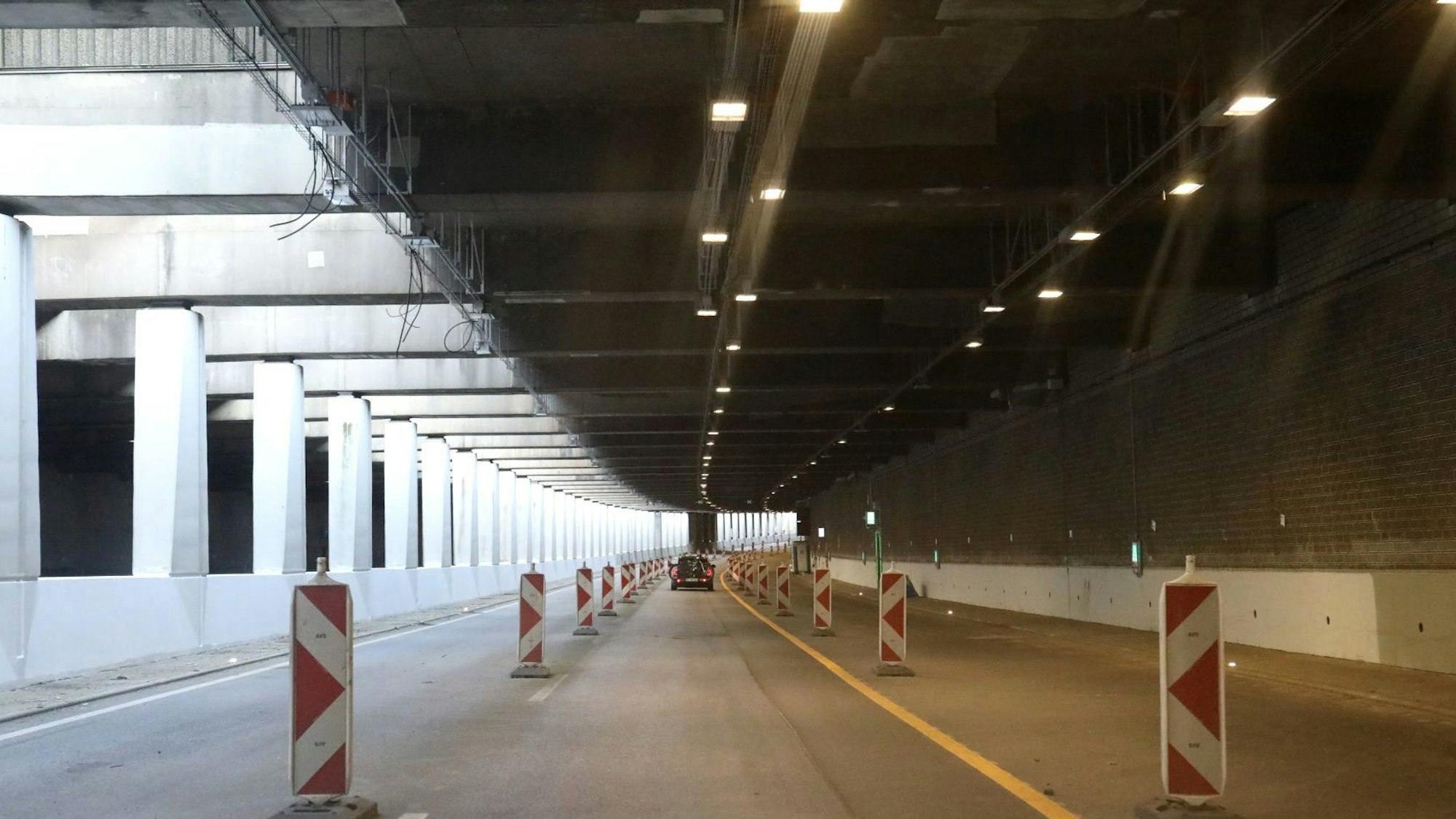 Ein Straßentunnel mit zwei gesperrten Fahrbahnen.