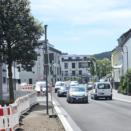 Blick in die neu gestaltete Straße, auf der Autos unterwegs sind.