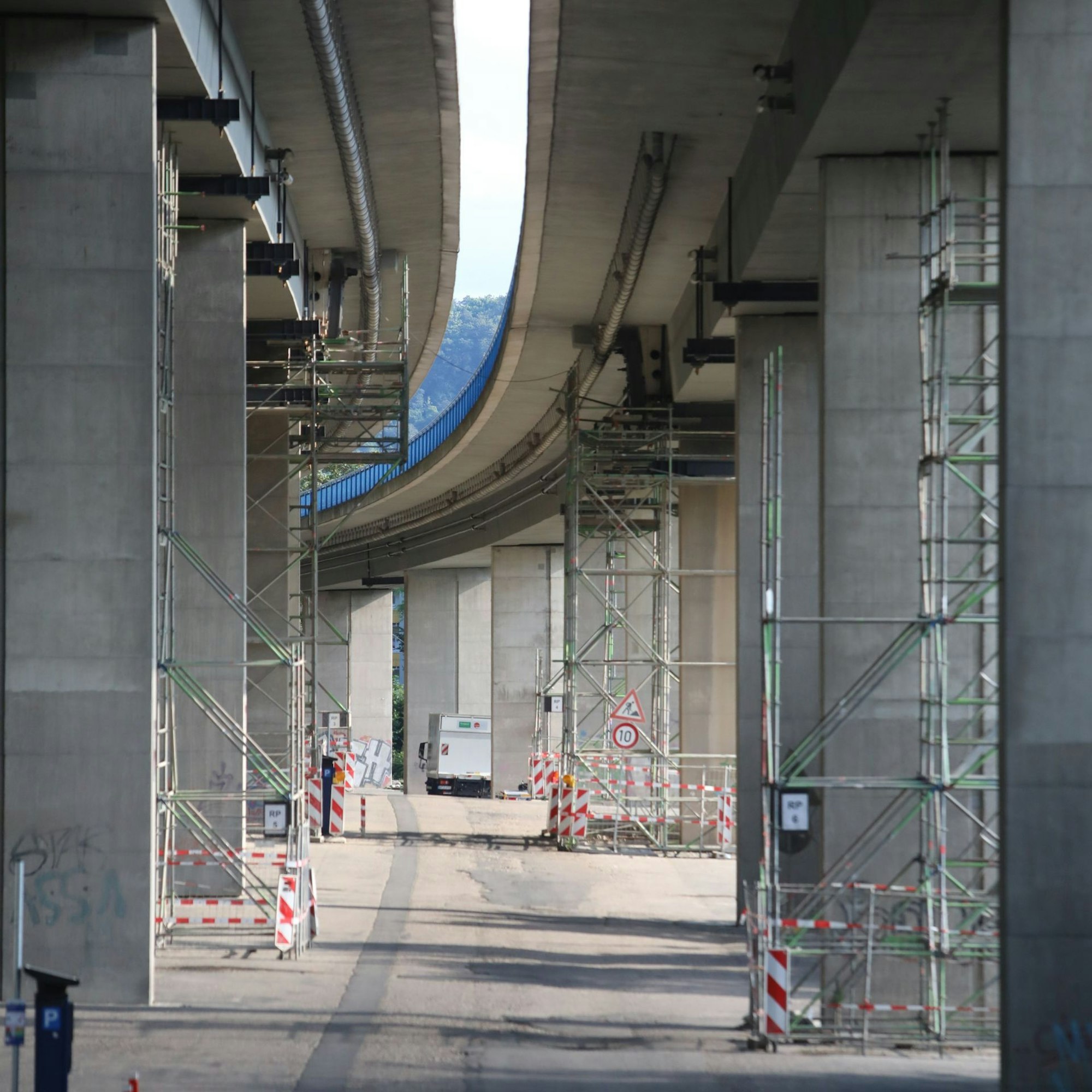Hohe Betonsäulen, zum Teil mit Baugerüsten.
