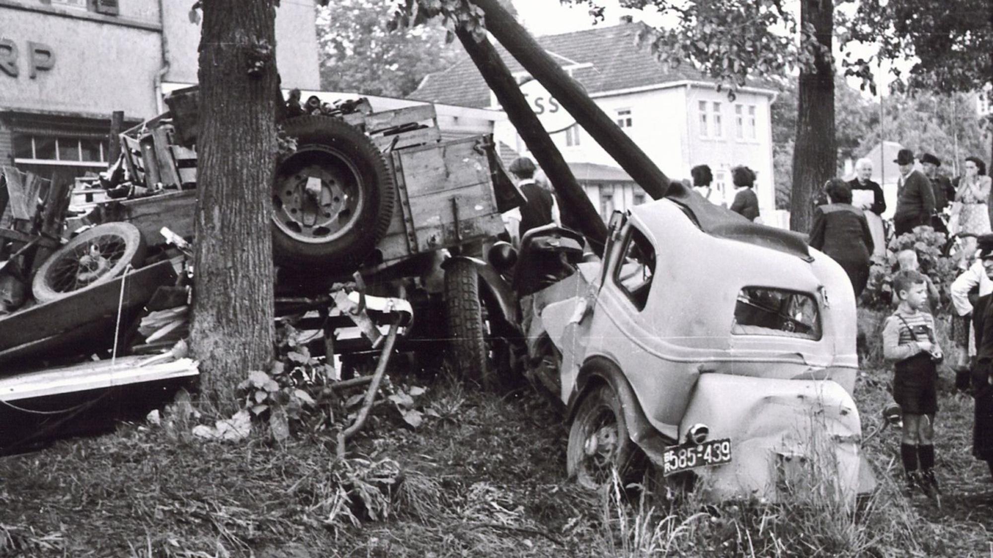Zwei schwer beschädigte Autos stehen an einem Baum.