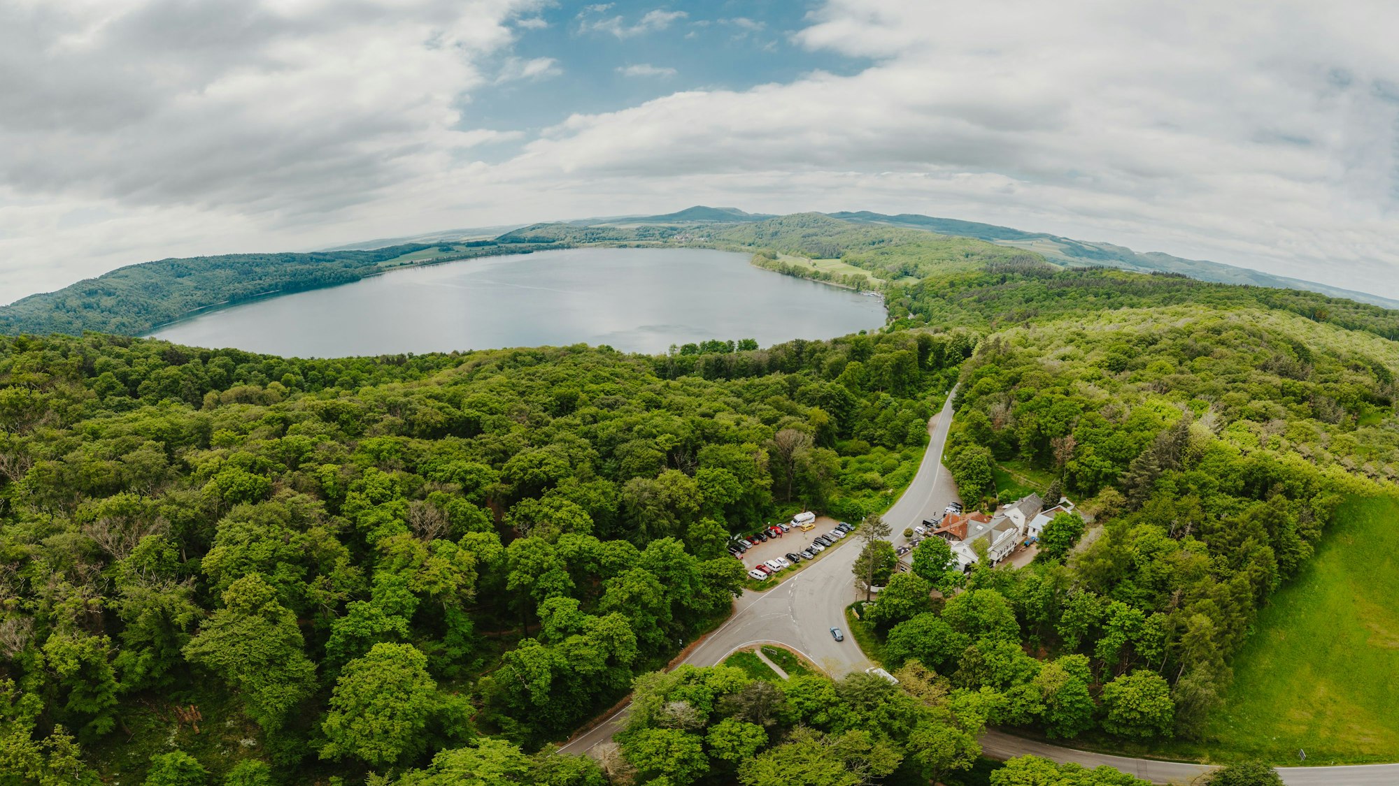 Das Restaurant Vulkan Waldfrieden liegt idyllisch am Nordufer des Laacher Sees