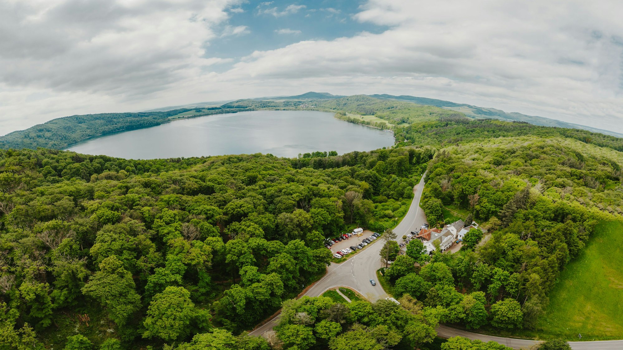 Das Restaurant Vulkan Waldfrieden liegt idyllisch am Nordufer des Laacher Sees