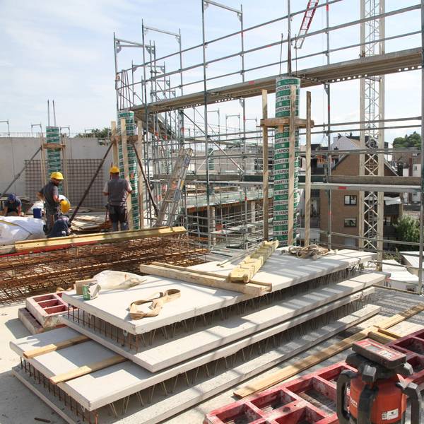 Blick auf die Etage eines Verwaltungsgebäudes im Rohbau
