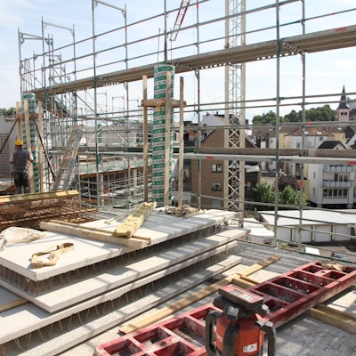 Blick auf die Etage eines Verwaltungsgebäudes im Rohbau