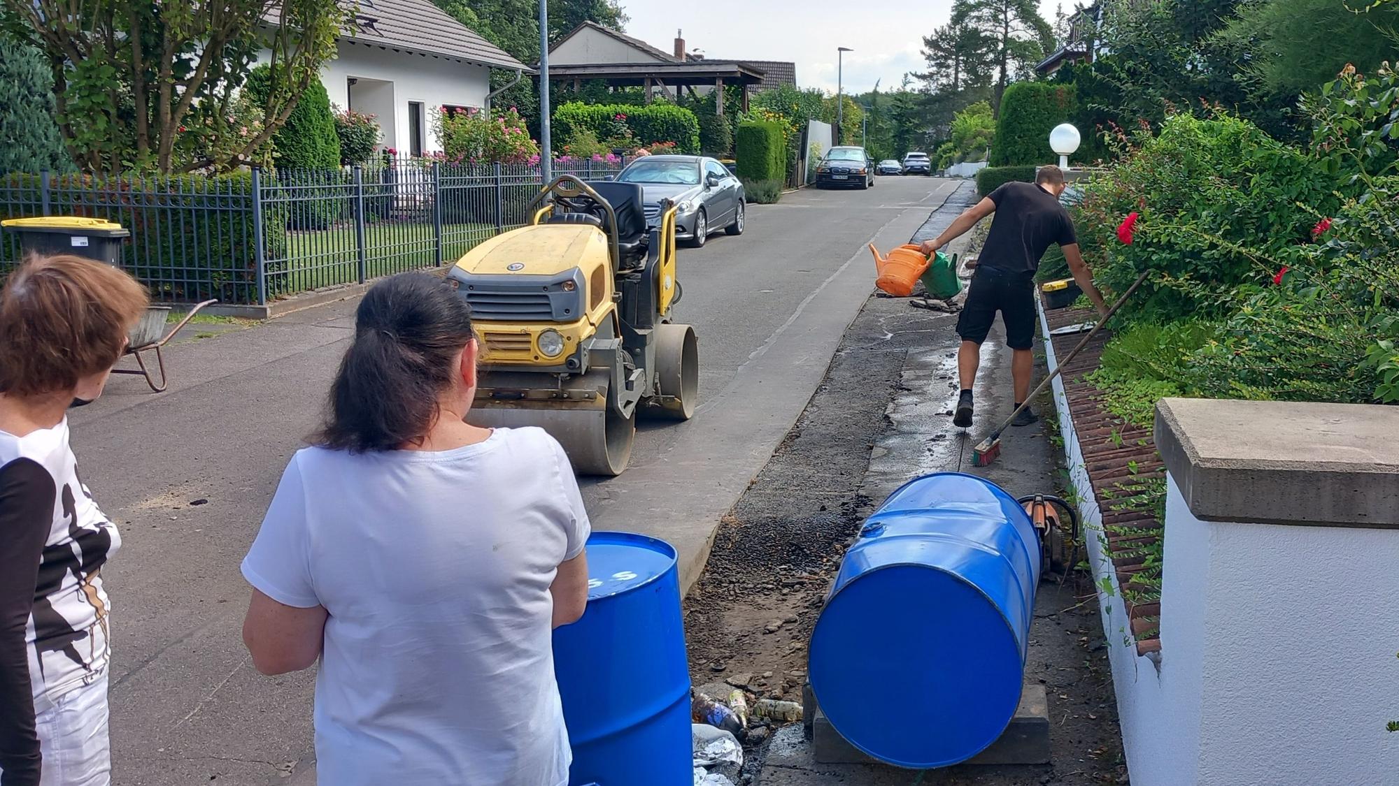 Anwohner wundern sich Auf dem Reeg in Pech über die Arbeiten zum Glasfaserausbau