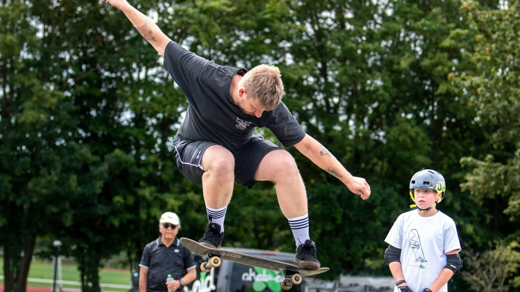 Das Bild zeigt Aaron Heidingsfelder beim Sprung mit seinem Skateboard.