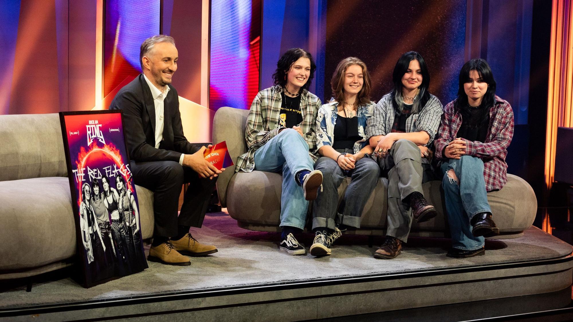 The Red Flags in der TV-Show „Lass dich überwachen“ von Jan Böhmermann