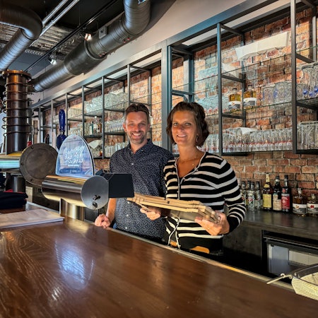 Marc und Corinna Lindner stehen hinter dem Thresen des Brauhauses in Engelskirchen.