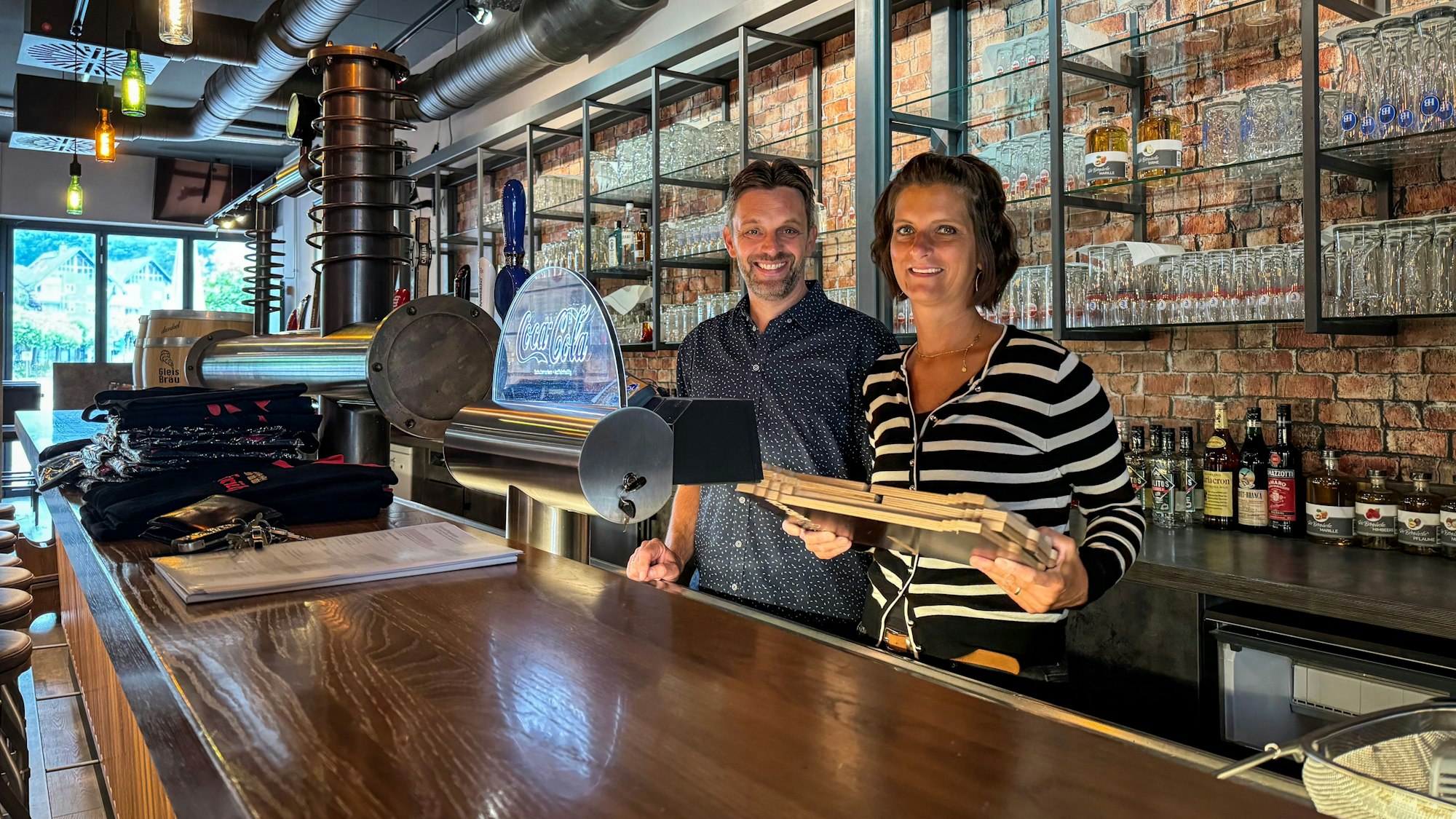 Marc und Corinna Lindner stehen hinter dem Thresen des Brauhauses in Engelskirchen.