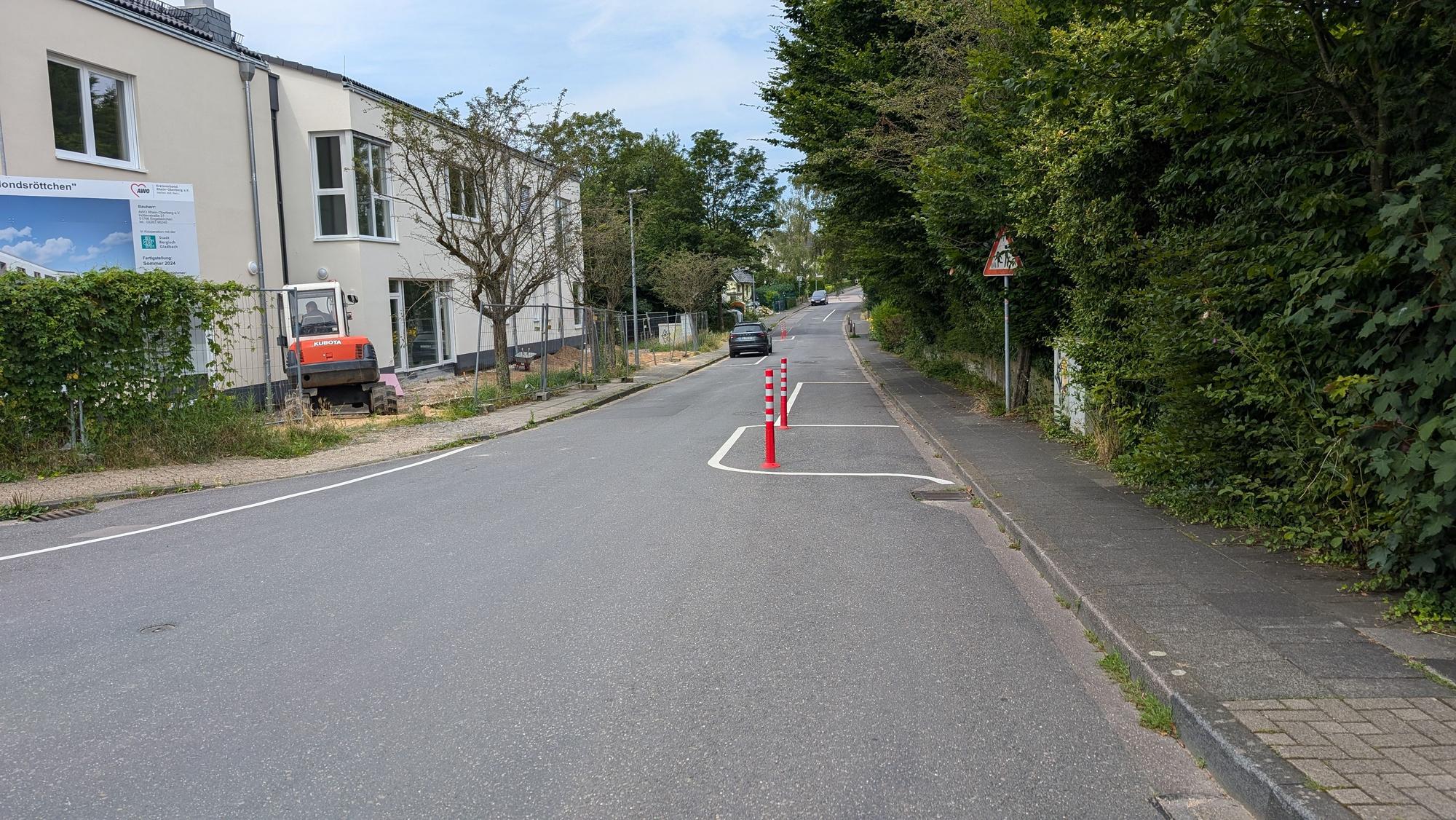 Das Foto zeigt die Poller vor der Kita in Bensberg.