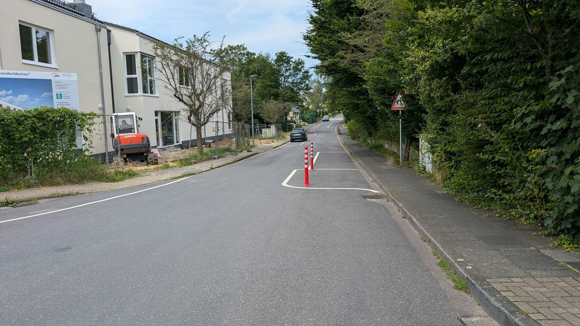Das Foto zeigt die Poller vor der Kita in Bensberg.