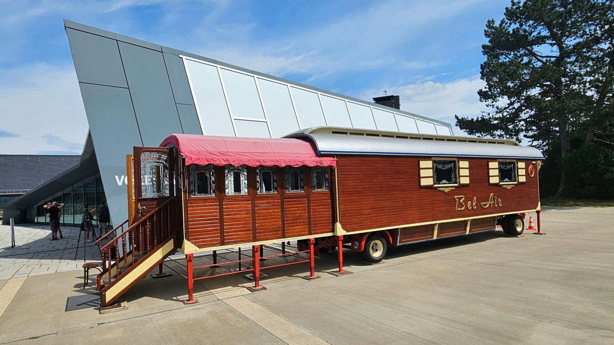 Vor dem Eingang zum Besucherzentrum steht der alte Wohnwagen von 1958.