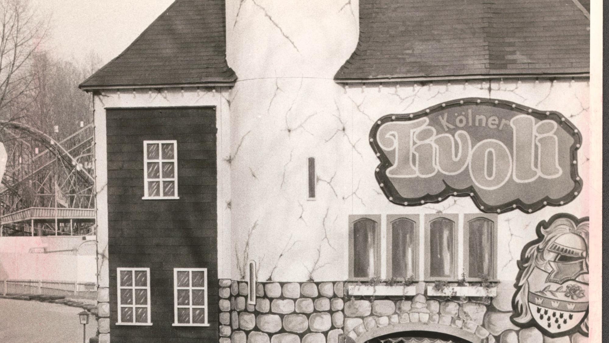 An einer Fassade ist ein Schild angebracht, auf dem Kölner Tivoli steht.