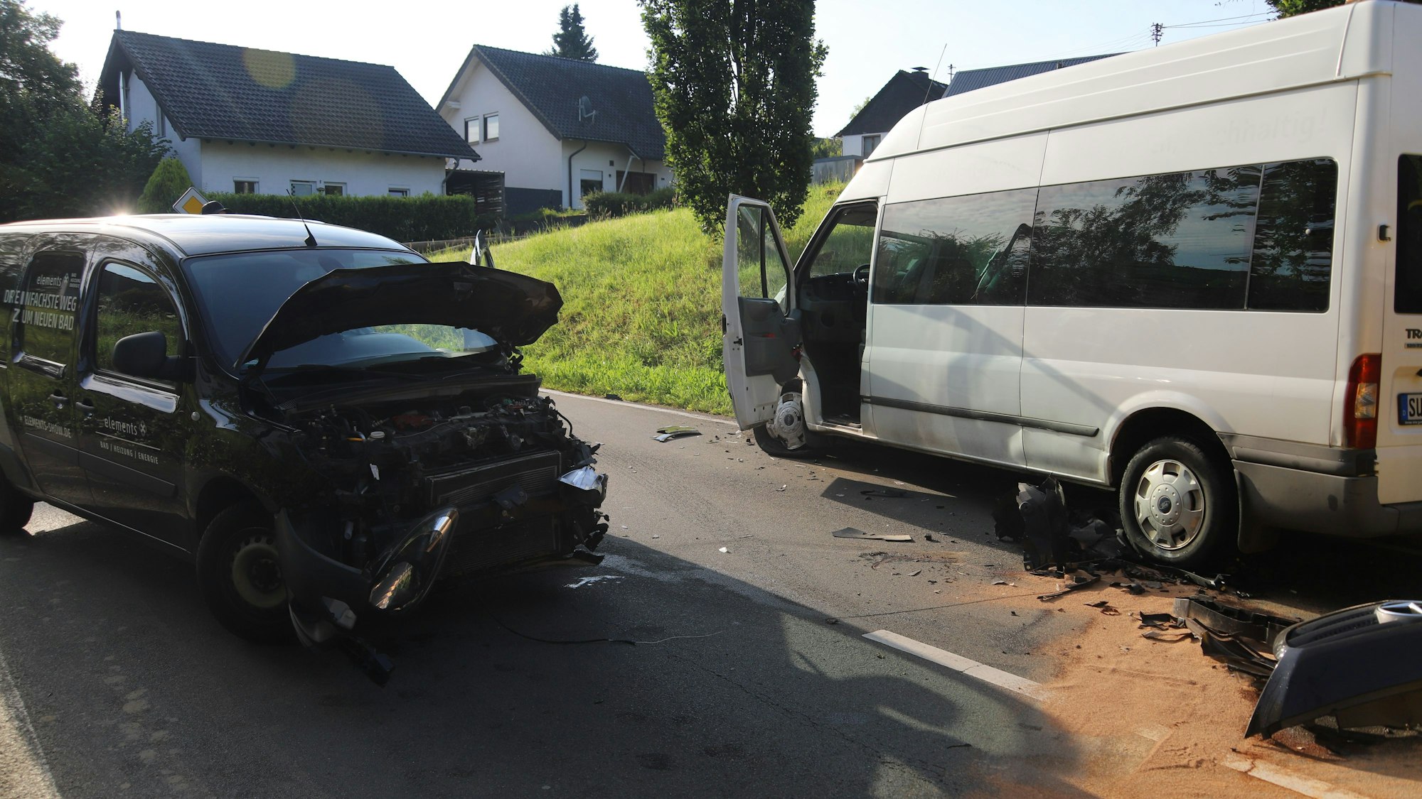 Auf der Siegtalstraße in Hennef-Greuelsiefen hat es einen Unfall mit fünf Autos gegeben.