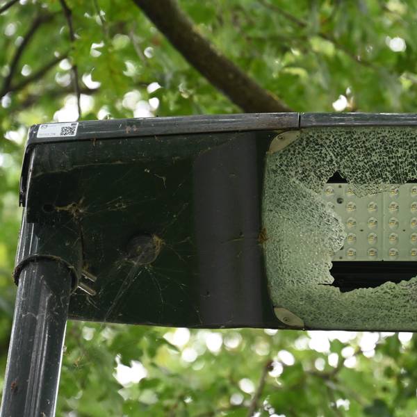 Eine kaputte Leuchte am Mastenweg.