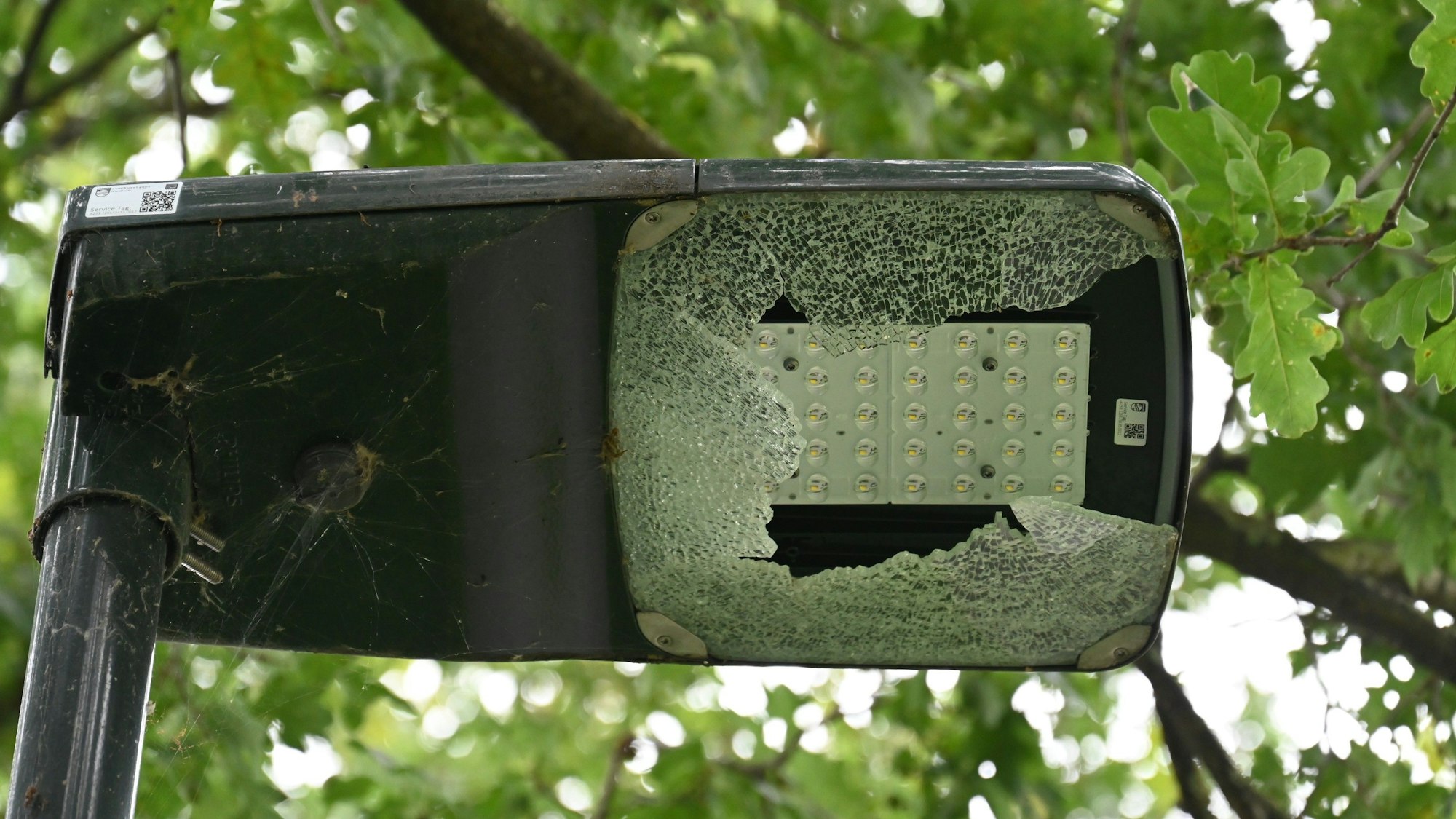 Eine kaputte Leuchte am Mastenweg.