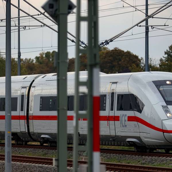 Ein ICE fährt vor dem Kölner Dom über eine Bahnstrecke in Köln.