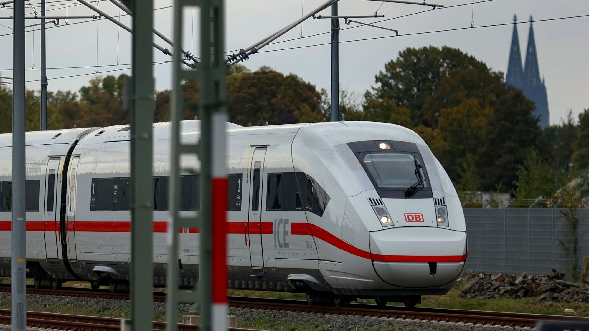 Ein ICE vor dem Kölner Dom. (Archivfoto)