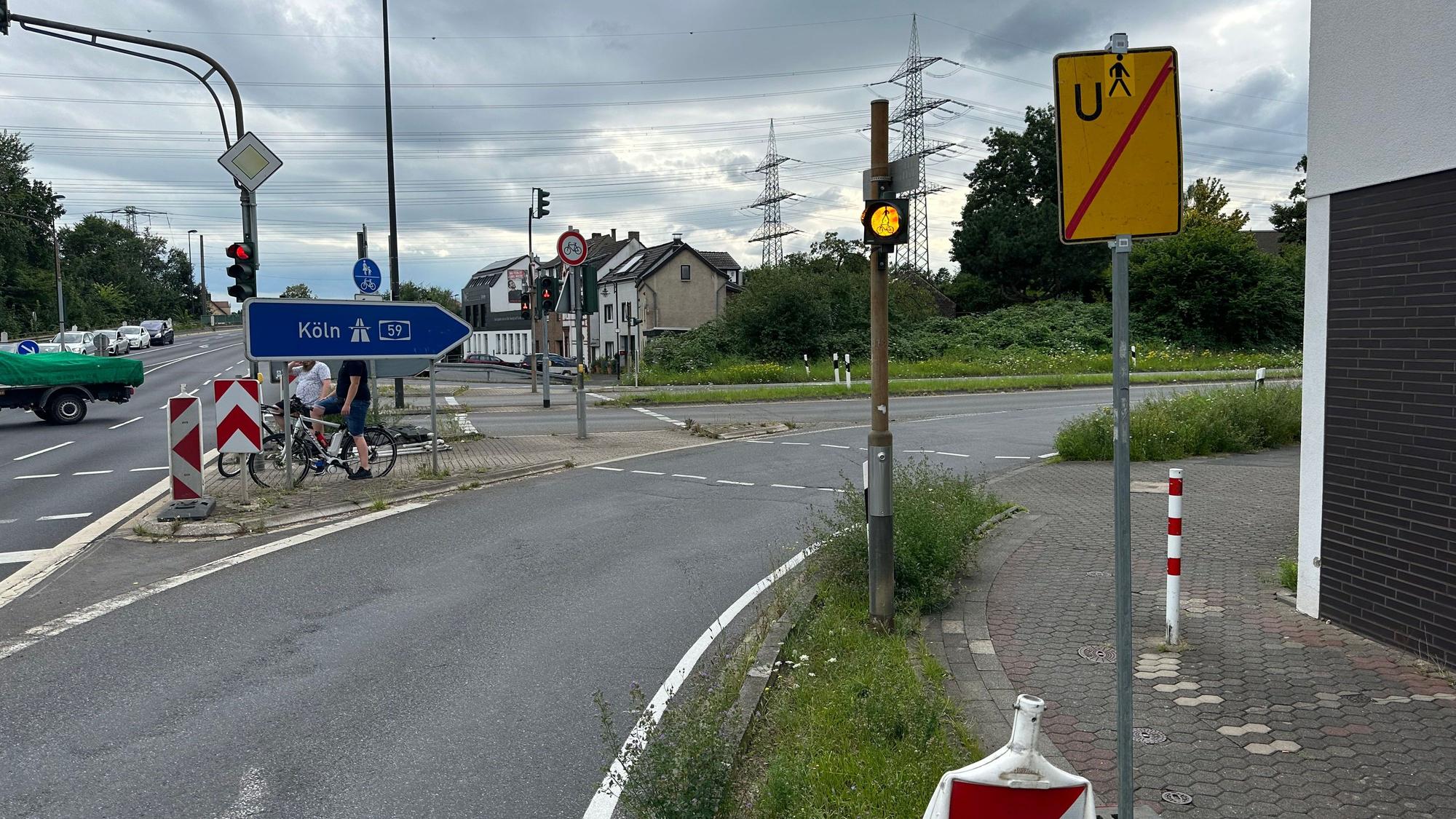 Ein Baustellen-Verkehrsschild weist auf Bauarbeiten auf einer Autobahn hin.