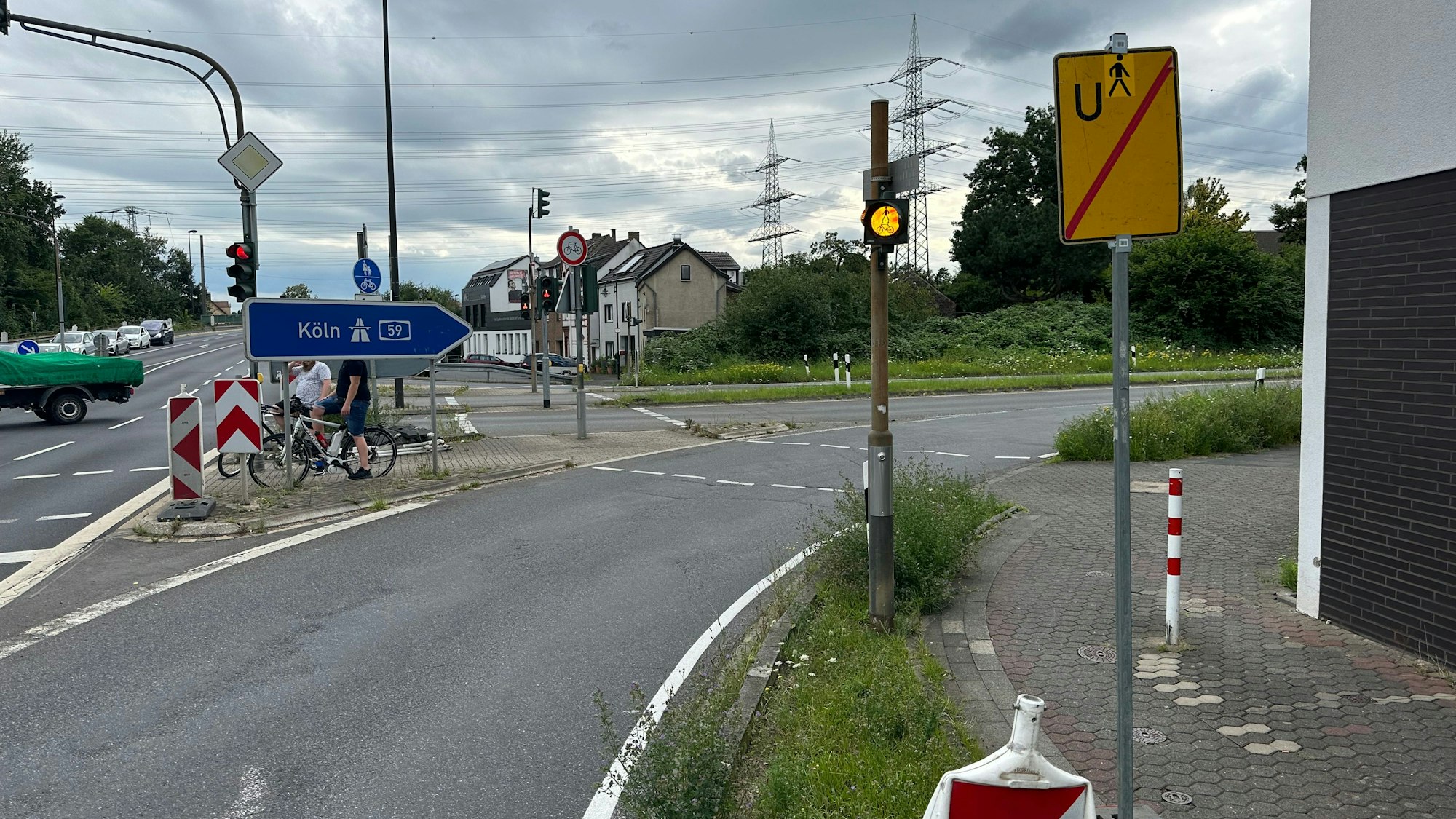 Ein Baustellen-Verkehrsschild weist auf Bauarbeiten auf einer Autobahn hin.