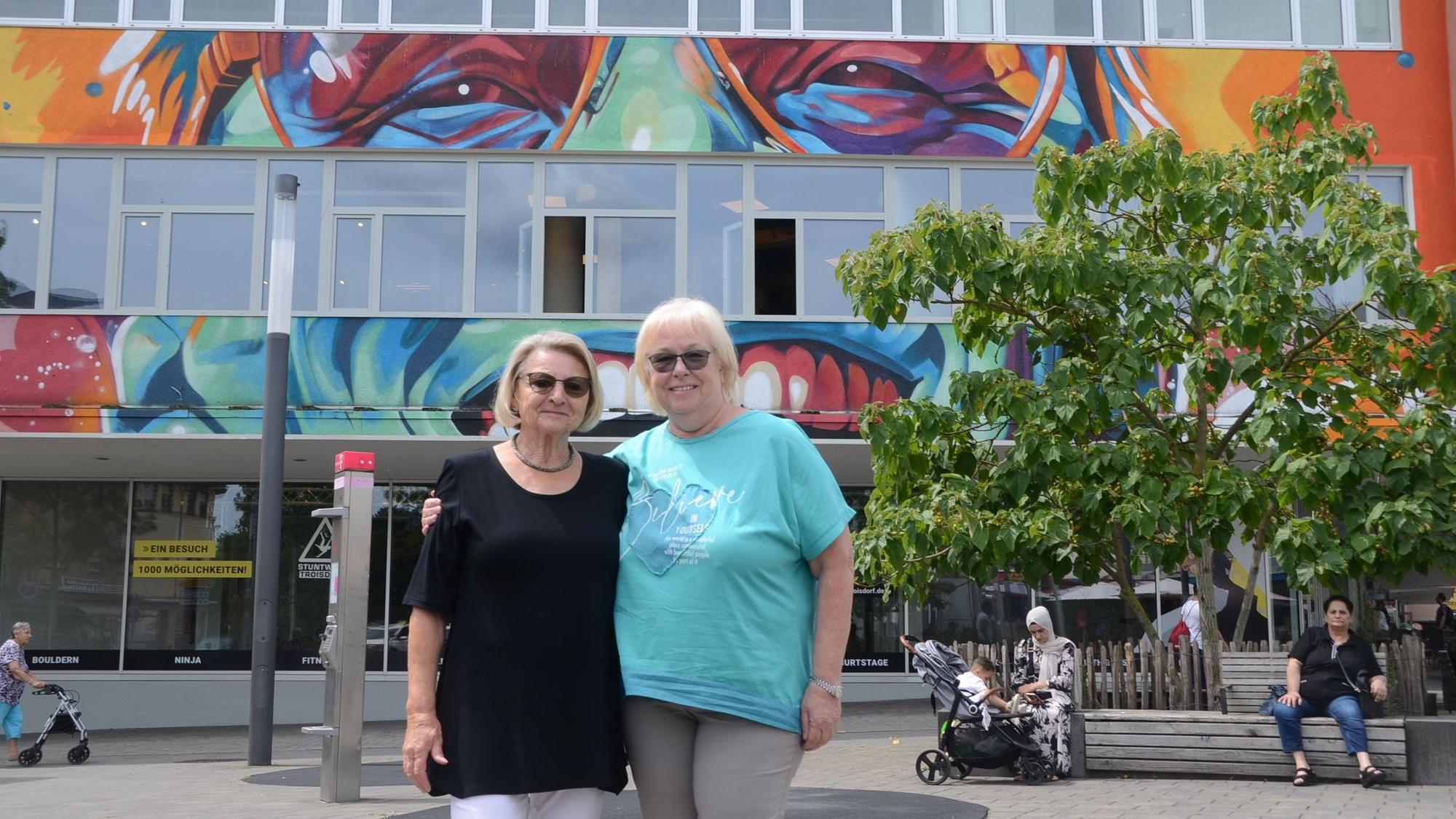 Anneliese Noll (links) und Ursula Kisslinger haben bei Hertie in Troisdorf gearbeitet. Das Kaufhaus wurde im Jahr 1984 geschlossen, zur 40. Wiederkehr organisieren die beiden und eine weitere Kollegin ein Treffen der Ehemaligen.