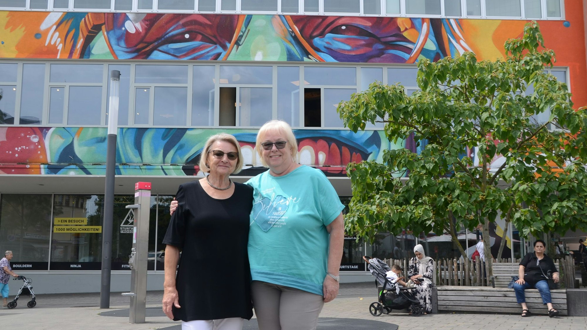 Anneliese Noll (links) und Ursula Kisslinger haben bei Hertie in Troisdorf gearbeitet. Das Kaufhaus wurde im Jahr 1984 geschlossen, zur 40. Wiederkehr organisieren die beiden und eine weitere Kollegin ein Treffen der Ehemaligen.
