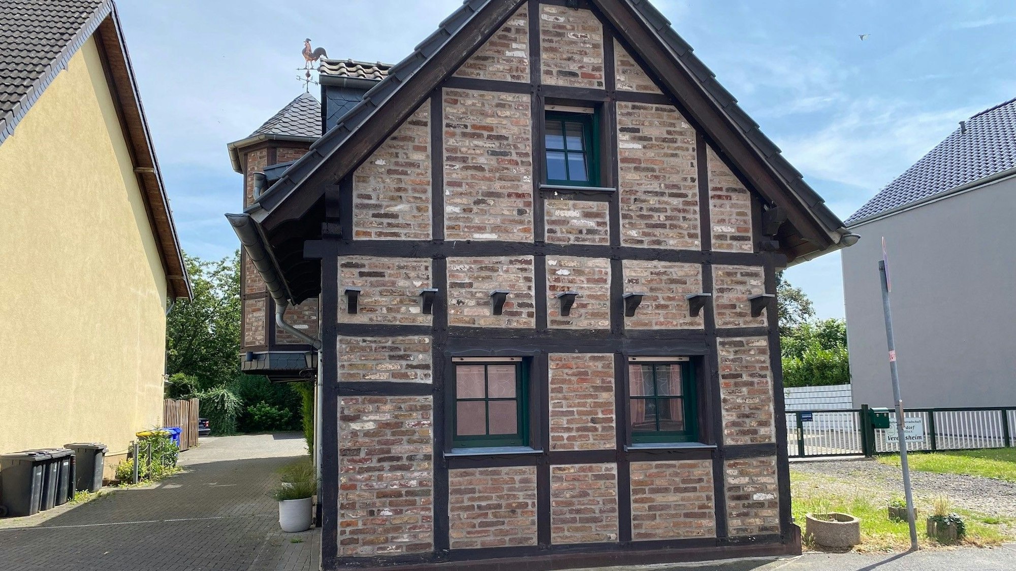 Zu sehen ist ein Haus aus Backstein.